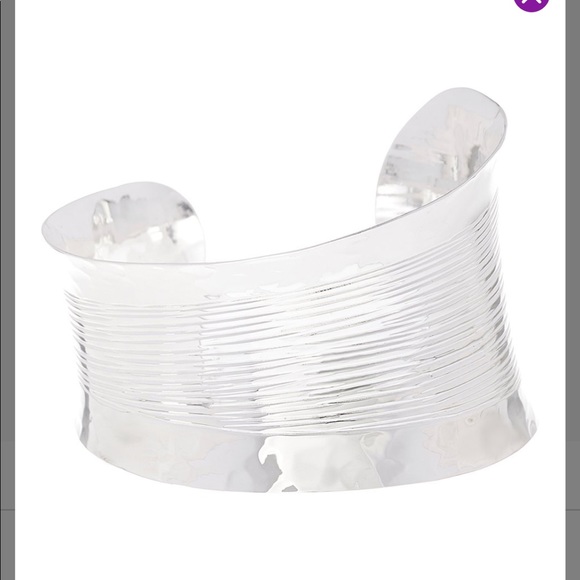 Moda Designs- Silvertone Scultured angled cuff- 2"W NWT - Picture 1 of 2